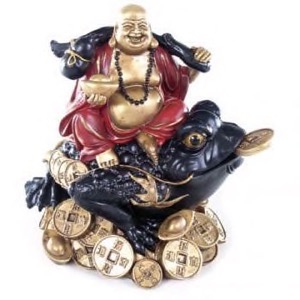 Buddha Happy siddende på pengefrø sort/guld/rødfarvet polyresin h:15cm - Se flere Buddha figurer og Spejle